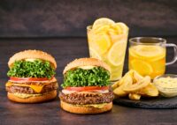 【フレッシュネスバーガー】国産黒毛和牛100%使用の黒毛和牛バーガー登場！